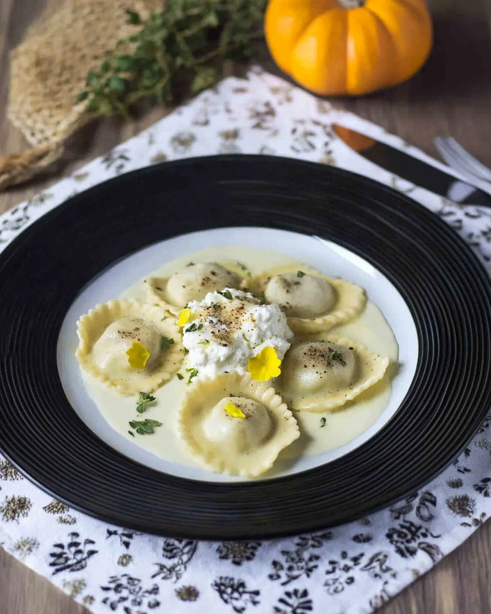 Ravioli alla ricotta, cachi e pecorino