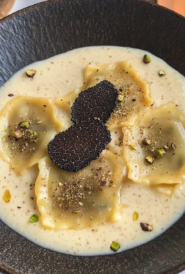 Raviolone ripieno di mortadella su fonduta