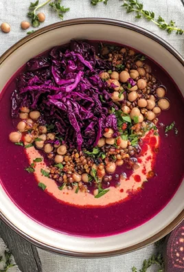 Zuppa di legumi e farro con vellutata di barbabietola